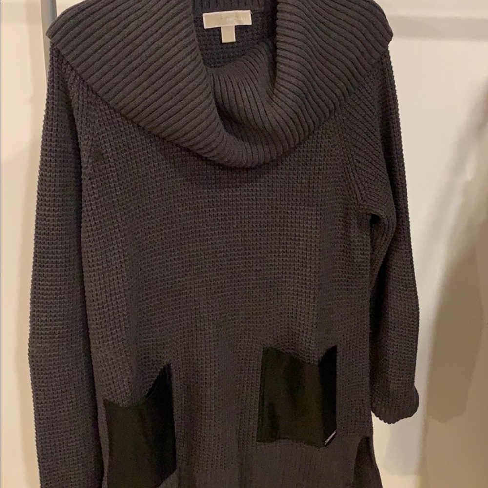 Gray sweater with black leather pockets